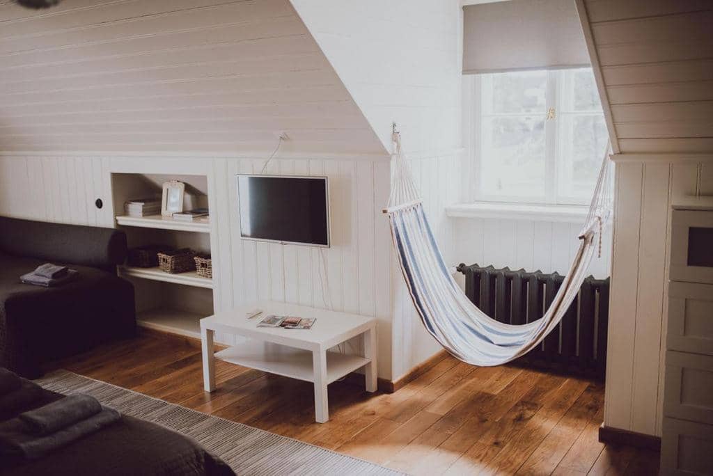 Apartaments ar skatu uz dārzu — atpūtas istaba ar šūpuļtīklu