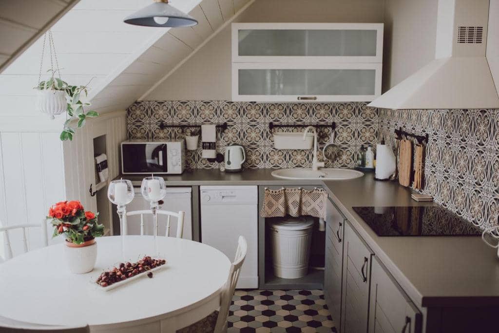 Apartaments ar skatu uz dārzu — virtuve un ēdamzona