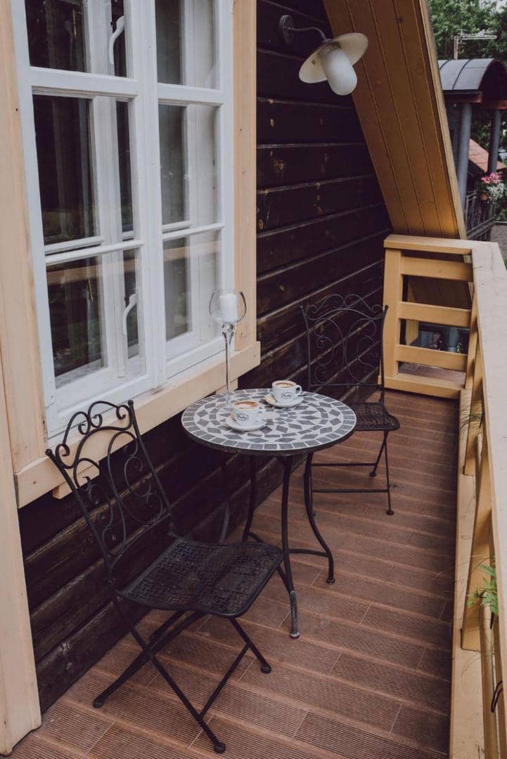 Apartaments ar skatu uz parku — terase ar galdiņu