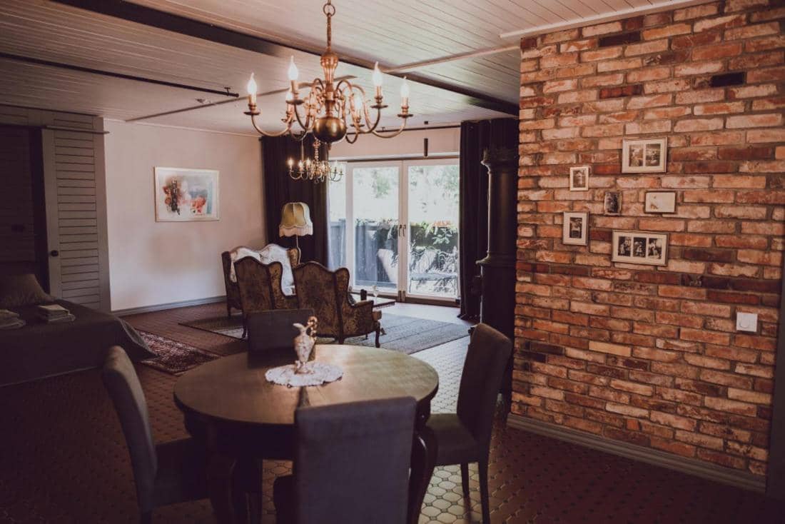 Studijas tipa apartaments — ēdamzona pie ķieģeļu sienas