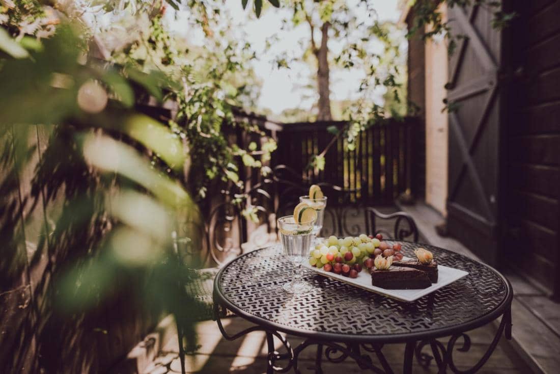 Studijas tipa apartaments — terase ar izeju uz dārzu