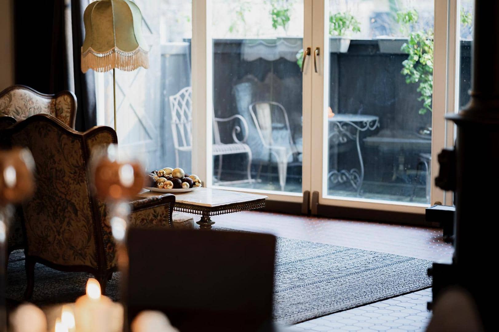Studijas tipa apartaments — viesistaba ar izeju uz terasi