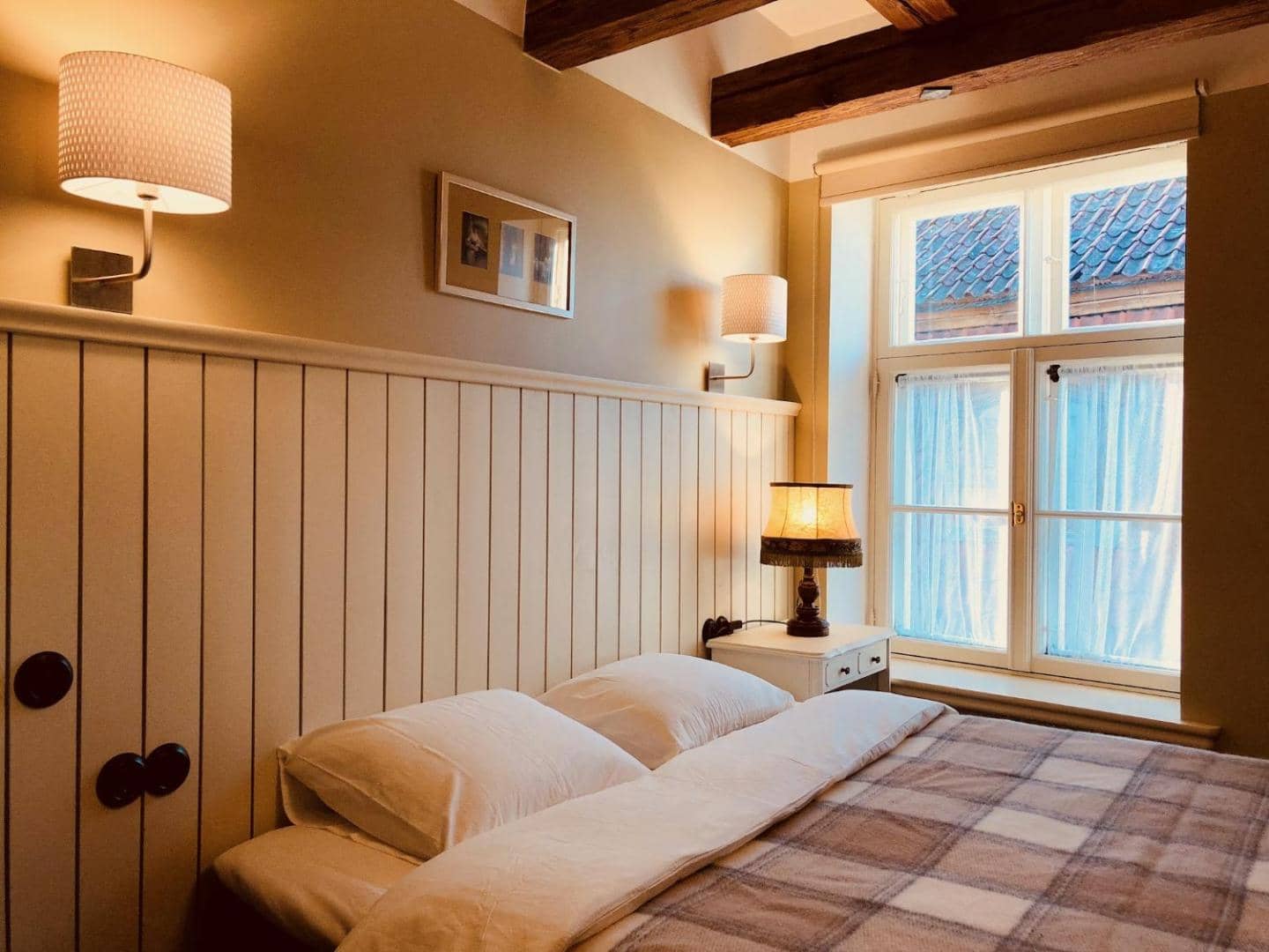 Fotogrāfa apartaments Nr. 4 — guļamistaba pie loga
