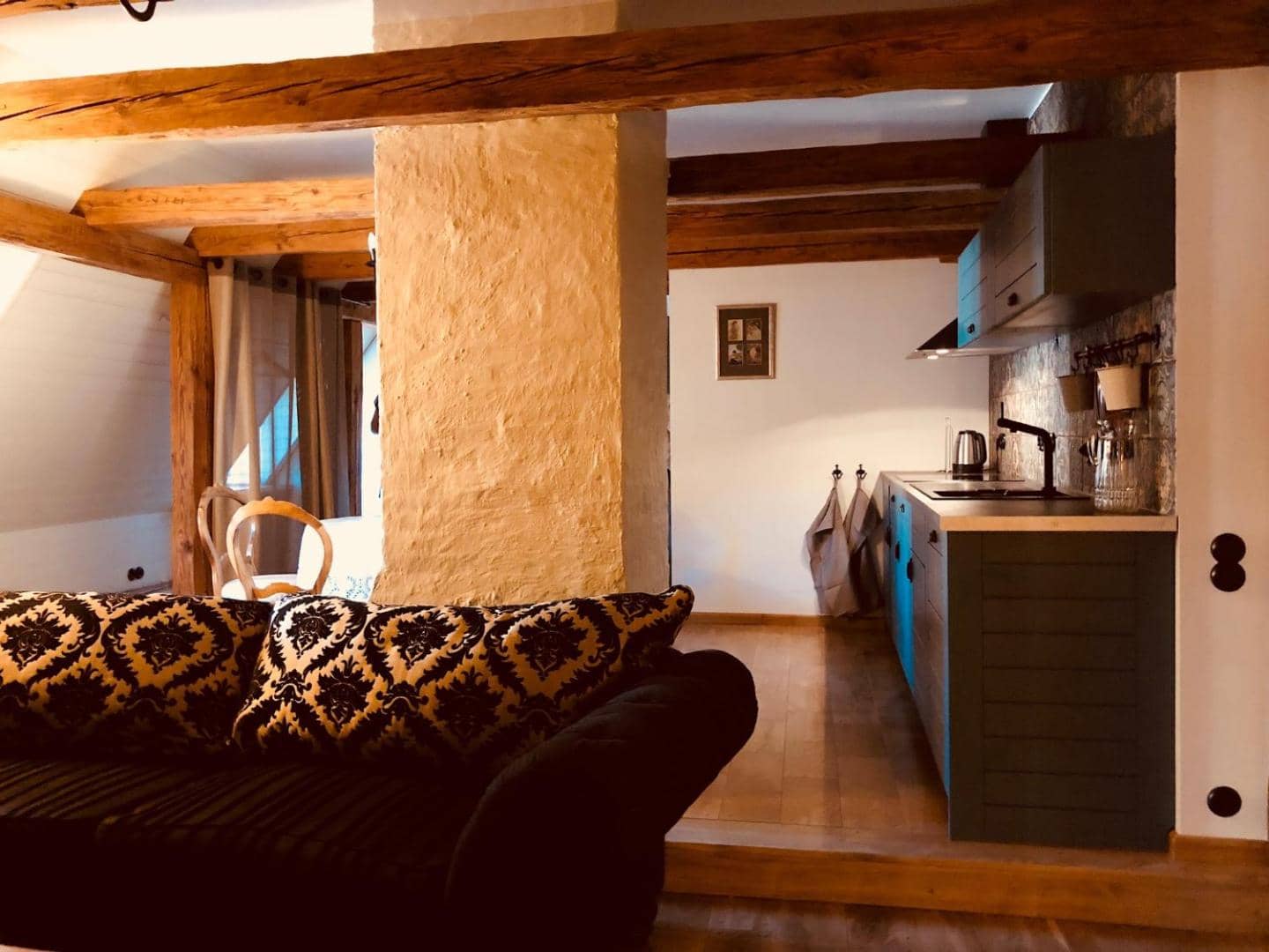 Fotogrāfa apartaments Nr. 4 — atpūtas zona un virtuve