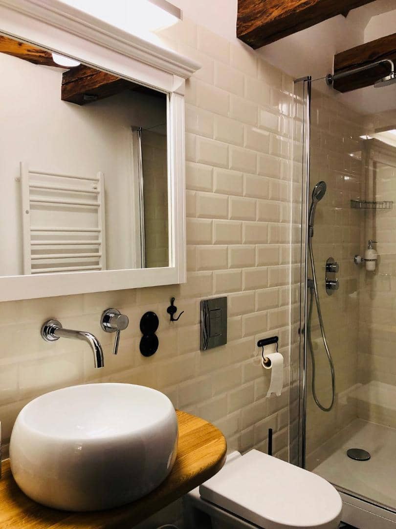 Fotogrāfa apartaments Nr. 4 — vannas istaba ar dušu
