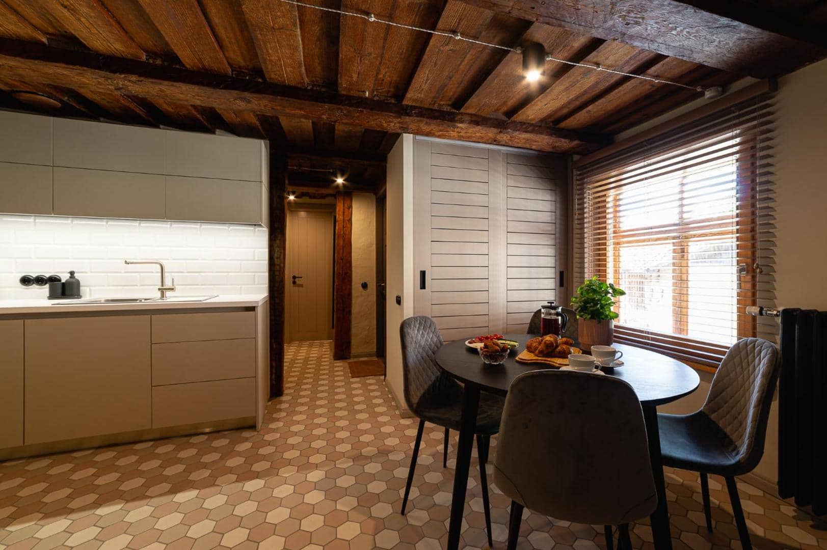 Galerijas trīsistabu apartaments — virtuve