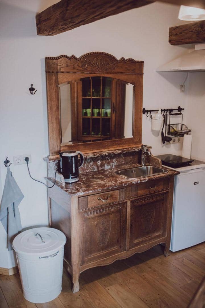 Fotogrāfa apartaments Nr. 1 — virtuves zona antīkā kumodē