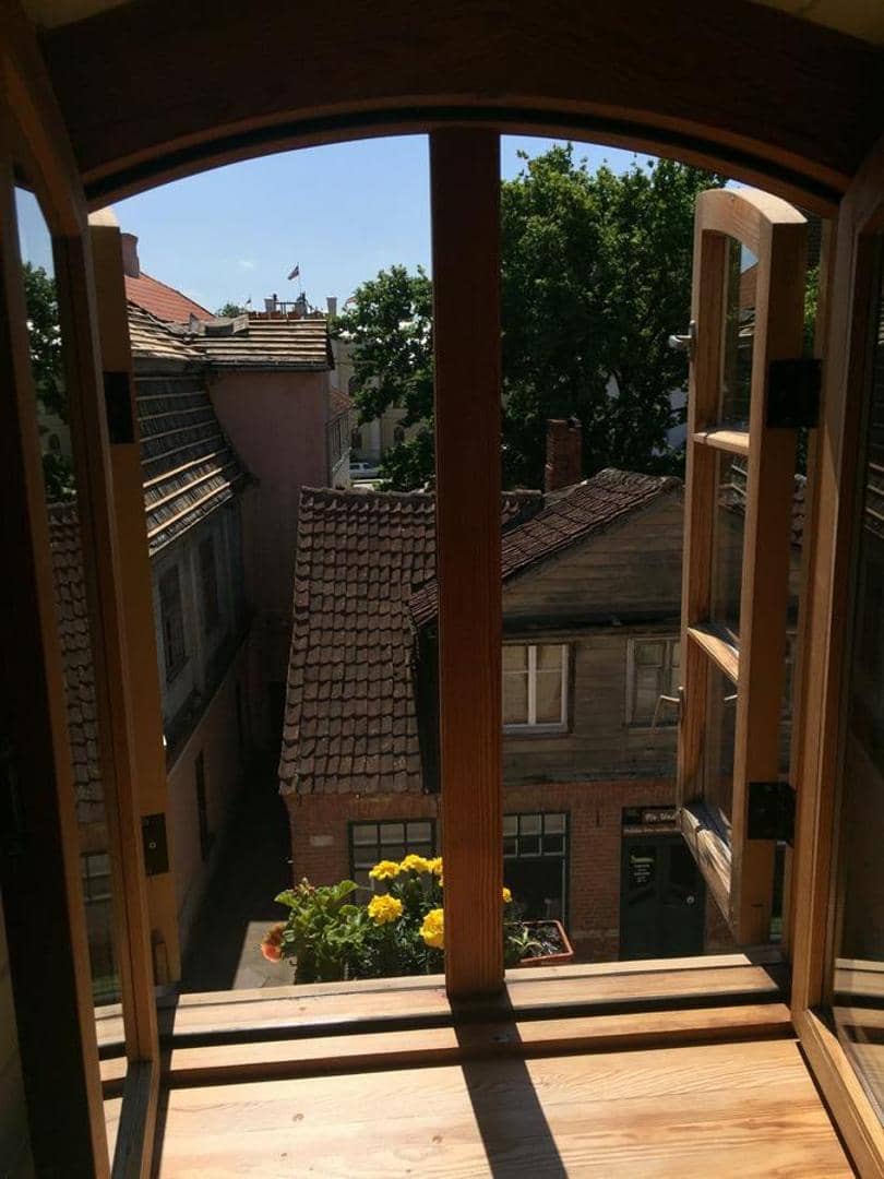 Fotogrāfa apartaments Nr. 1 — skats no balkona uz vecpilsētu