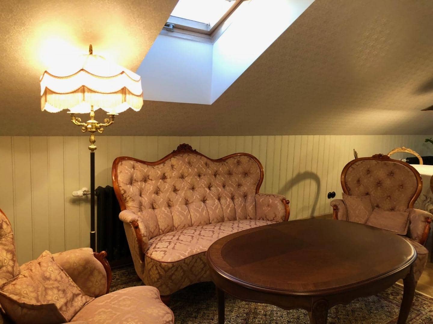Fotogrāfa apartaments Nr. 3 — viesistaba ar vēsturiskām mēbelēm