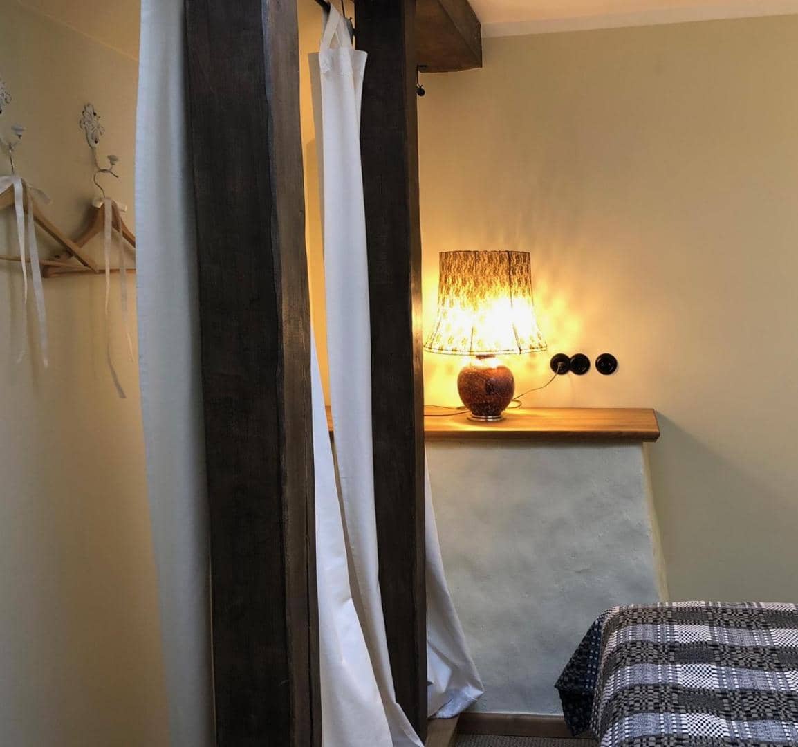Fotogrāfa apartaments Nr. 3 — guļamvieta aiz aizkara
