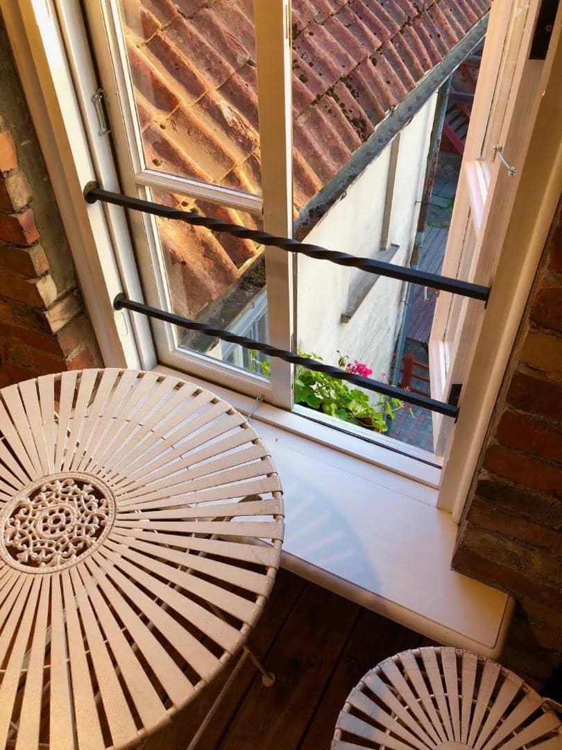 Fotogrāfa apartaments Nr. 3 — galdiņš pie loga