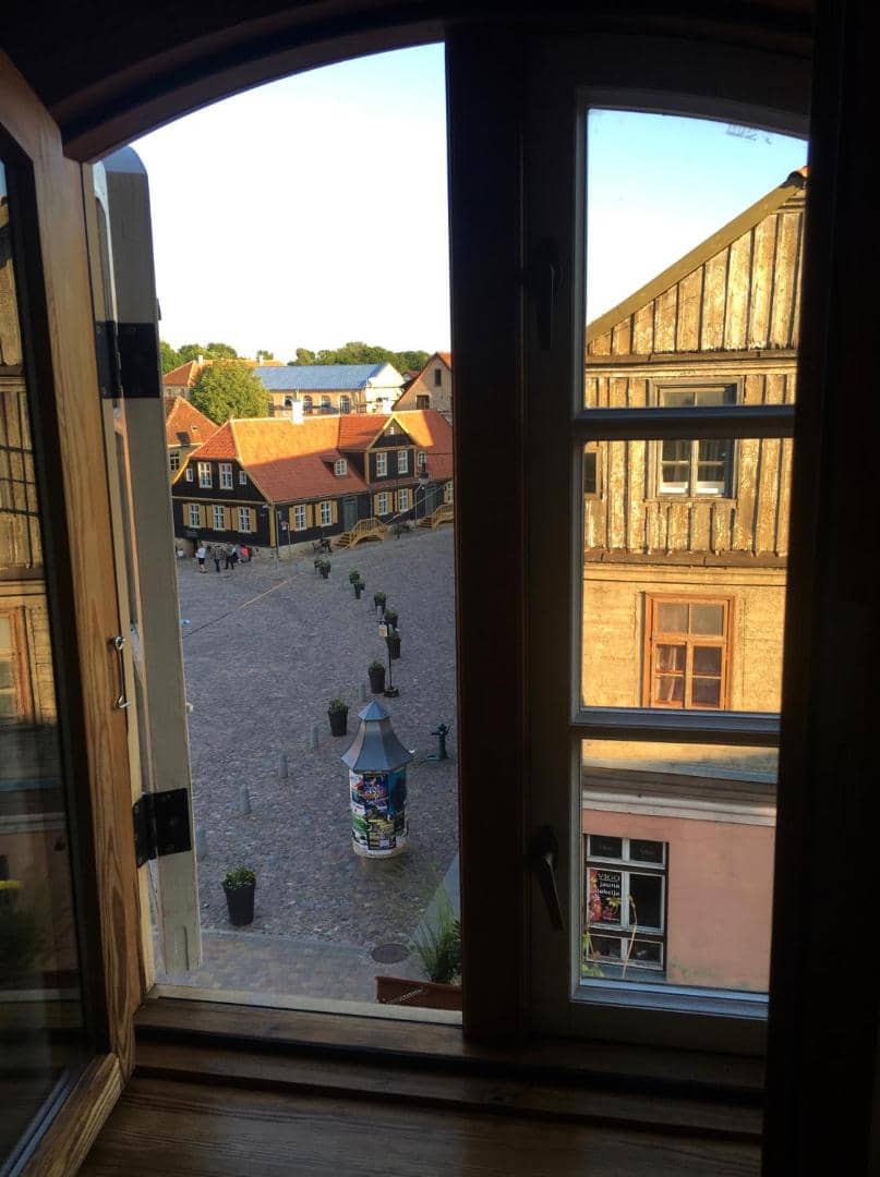 Fotogrāfa studijas apartaments — skats pa logu uz Rātslaukumu