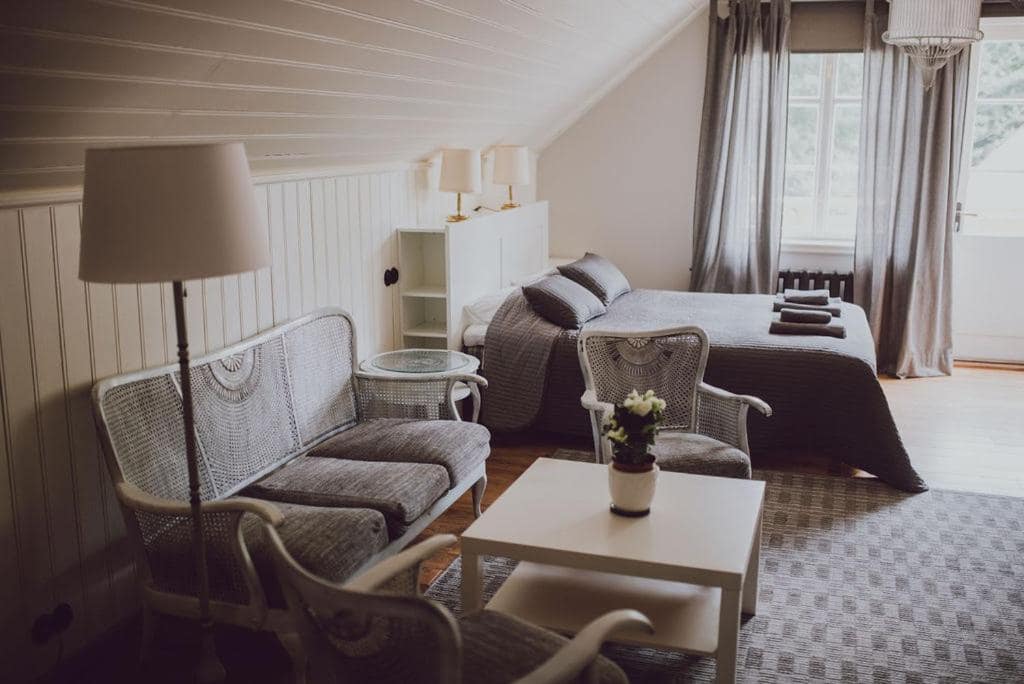 Apartaments ar skatu uz parku — istaba ar dīvānu un gultu